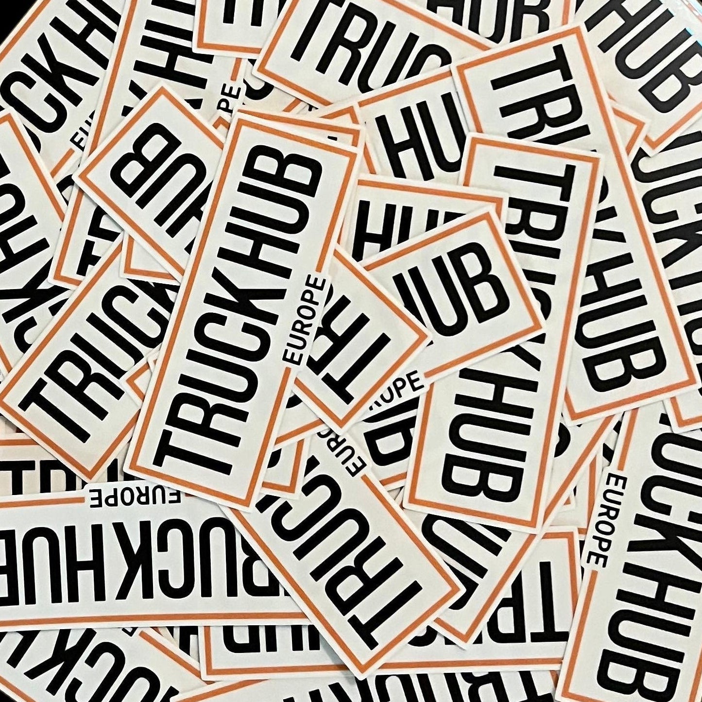 TruckHub Europe Sticker – rechteckiger Aufkleber mit schwarzem TruckHub Logo, hochwertiges Merchandise für Trucker und Fans der europäischen Truck-Kultur