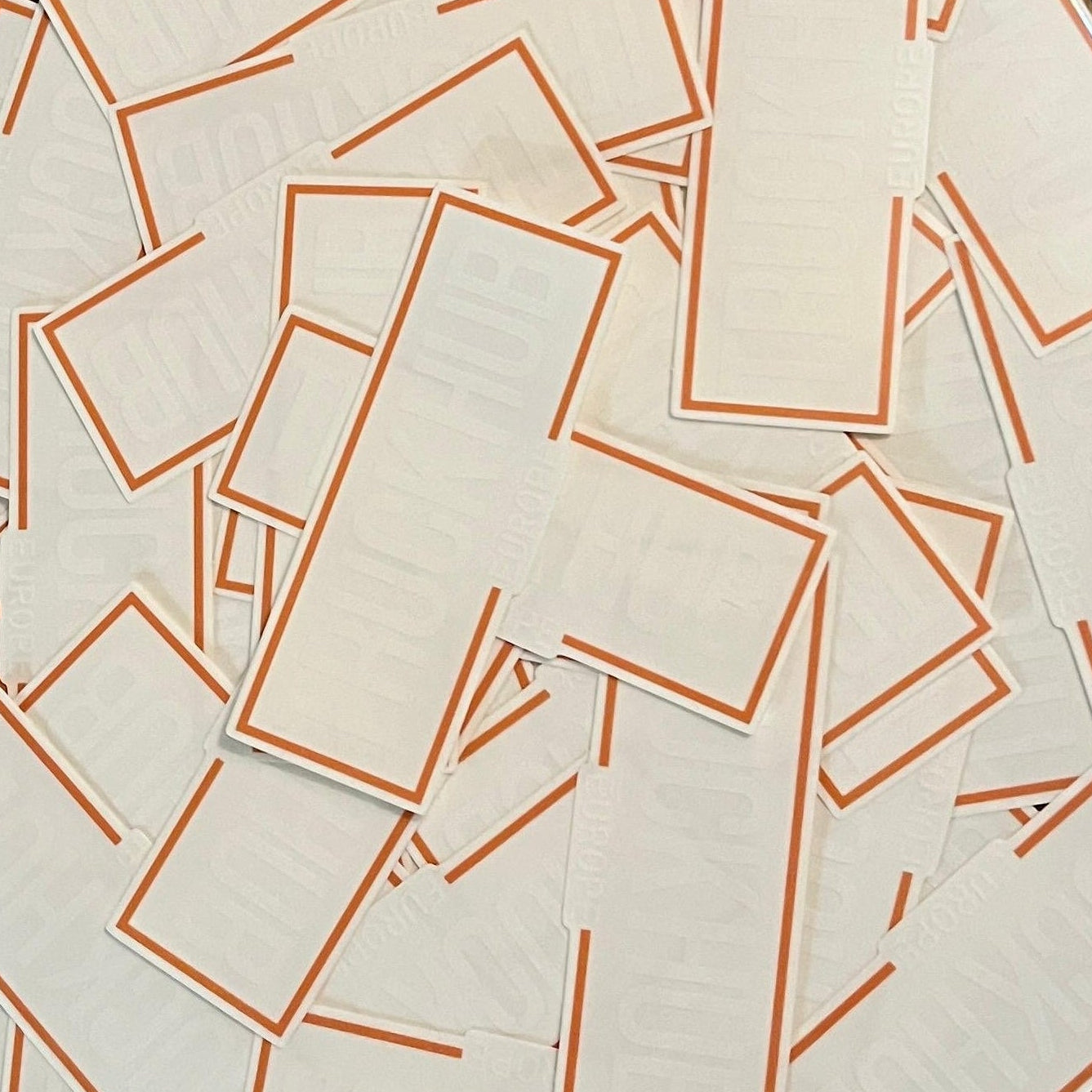 TruckHub Europe Sticker – weißer rechteckiger Aufkleber mit schwarzem TruckHub Logo, hochwertiges Merchandise für Trucker und Fans der europäischen Truck-Kultur